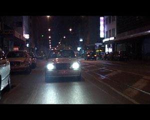 Ein Taxi fhrt in der Nacht die Strae entlang ©Helena Wittmann