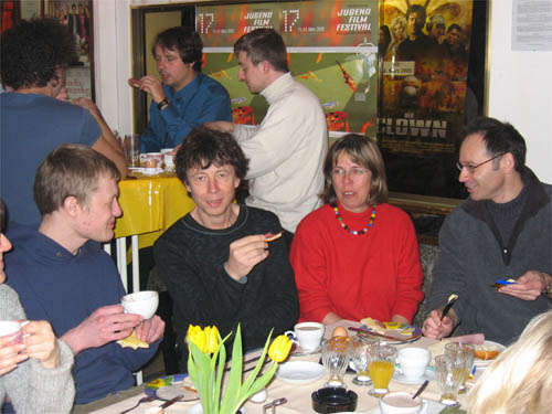 Ein Gruppe sitzt am Tisch und frhstckt ©Medienzentrum Parabol