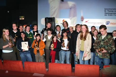 Gruppenbild mit allen Gewinnern des 19. Mittelfrnkischen Jugendfilmfestivals ©PARABOL