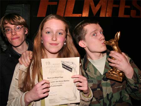 Drei junge Filmemacher freuen sich ber ihren Preis. ©Parabol