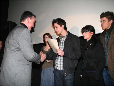 Dr. Thomas Jung berreicht Preis an Mitglieder der Filmgruppe ©Parabol