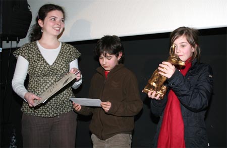 Theresa Braun mit zwei Kinderdarstellern ©Parabol