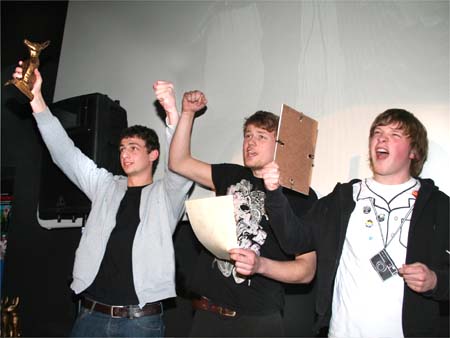 Drei Jugendliche der Filmgruppe “shitfilms.de“ freuen sich ber ihren Preis ©Parabol