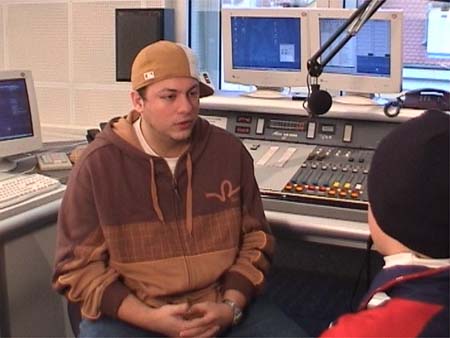 jugendlicher interviewt D.J. in einem Radiosender ©Kinder- und Jugendhaus Klpfel