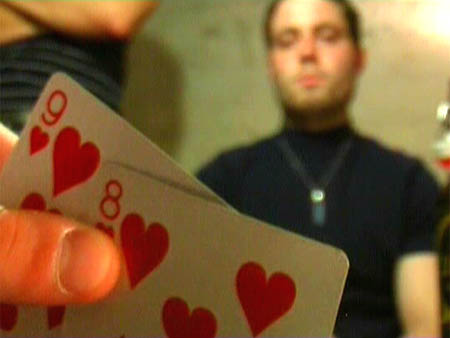 Blick eines Kartenspielers ber seine Karten hinweg auf seinen Gegner ©T. Hupfauer / F. Mller
