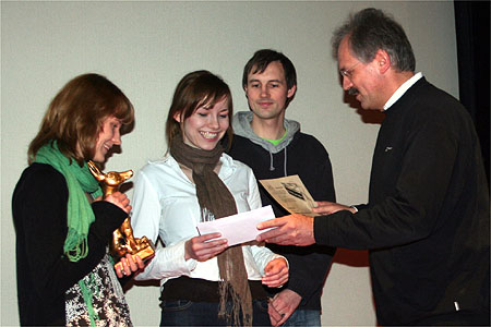 Gesa Lck und zwei Teammitglieder nehmen den Preis von Richard Bartsch entgegen ©Parabol