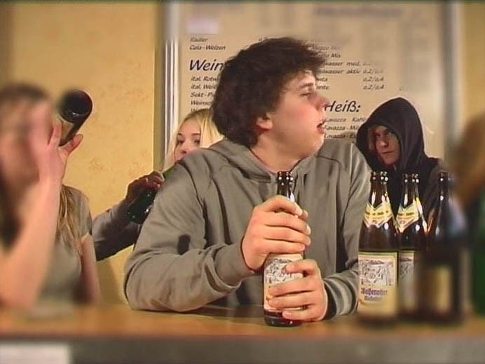 junger Mann an der Bar mit Bierflasche in der Hand ©Luise