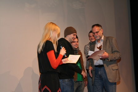 berreichung des Preises durch Gebhard Schnfelder an das Filmteam ©Parabol