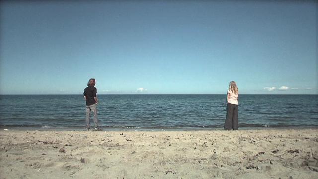 Zwei Menschen stehen am Strand ©Amorea Cosmalion