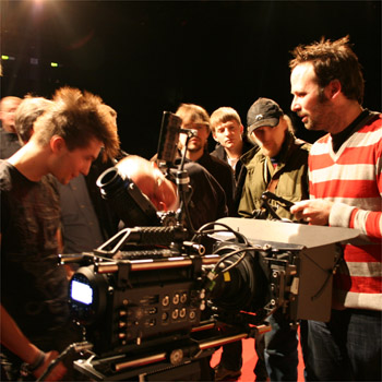 Martin Noweck und Workshopbesucher mit Kamera RED ONE ©PARABOL
