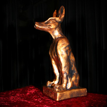 Die Preistrophe: ein ca. 30 cm hoher goldener sitzender Hund auf kleinem Sockel ©PARABOL