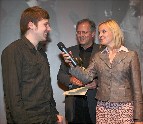 Tobias Roth mit Moderatorin Tanja Collischon und Schirmherr Richard Bartsch bei der Preisbergabe ©Parabol