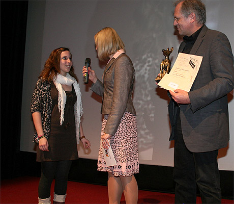 Hannah El-Hitami mit Moderatorin Tanja Collischon und Schirmherr Richard Bartsch bei der Preisbergabe ©Parabol