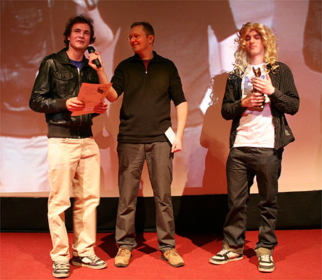Philipp Laude und Matthias Roll mit Moderator Peter Romir bei der Preisbergabe ©Parabol