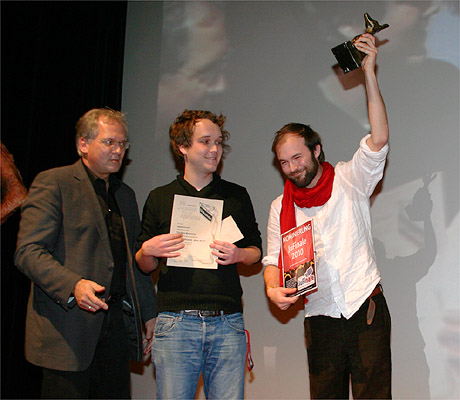 Schirmherr Richard Bartsch mit Michael Fiebrig und Steve Dschner bei der Preisbergabe ©Parabol