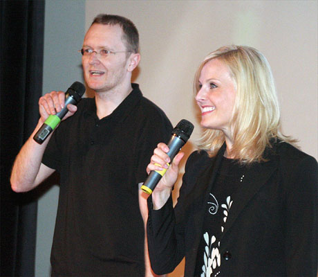 Peter Romir und Tanja Collischons mit Mikrofonen ©Parabol