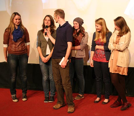 Die Jugendgruppe Bchenbach mit Moderator bei der Preisbergabe ©PARABOL